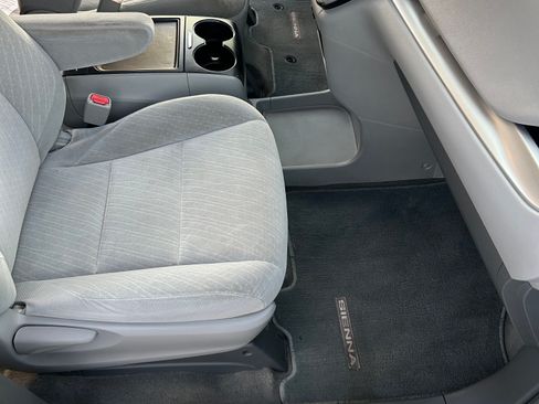 Used 2018 Toyota Sienna LE FWD image 22