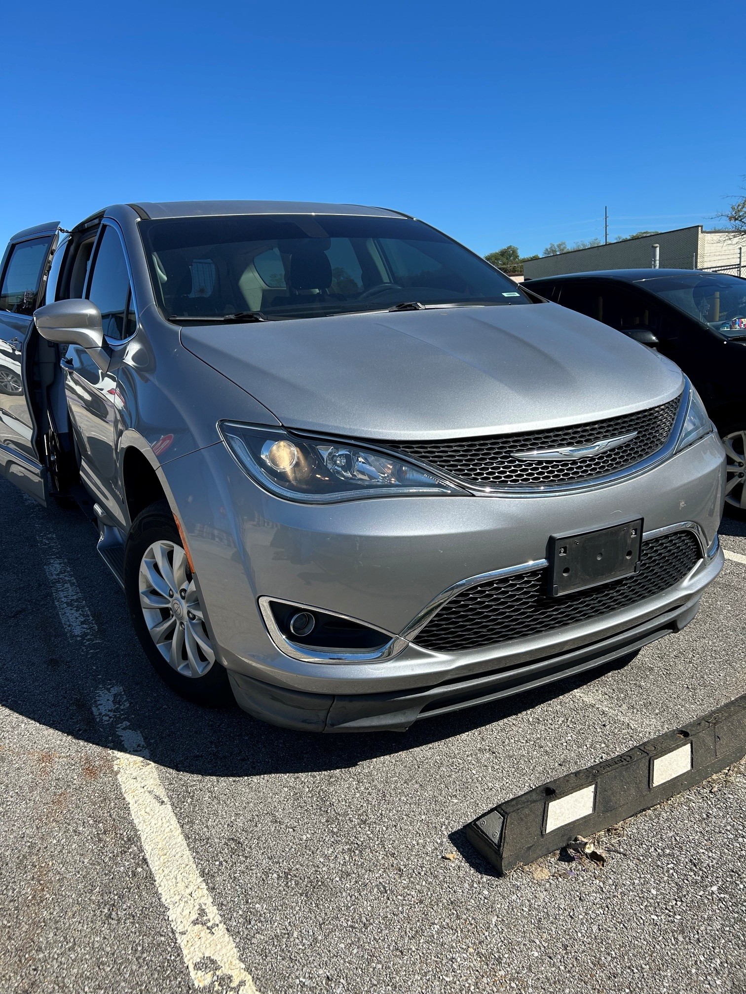 Used 2018 Chrysler Pacifica Touring Plus FWD image 4