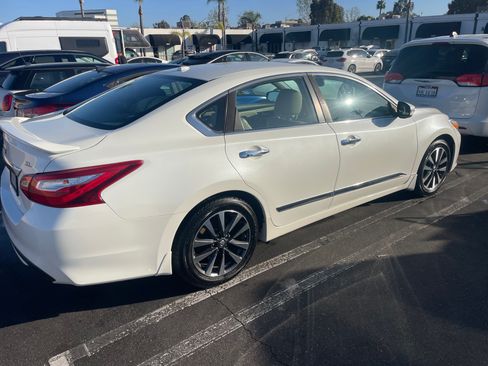Used 2016 Nissan Altima 2.5 SL w/ 2.5 Technology Package image 2