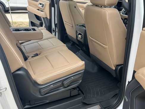 Used 2022 Chevrolet Suburban Premier w/ Premium Package 2 AWD/4WD image 15