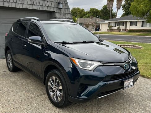 Used 2018 Toyota RAV4 LE AWD/4WD image 8