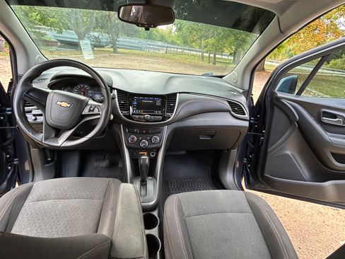 Used 2018 Chevrolet Trax LS image 2