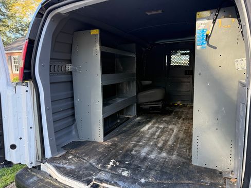 Used 2011 Chevrolet Express 1500 Van 3D image 8