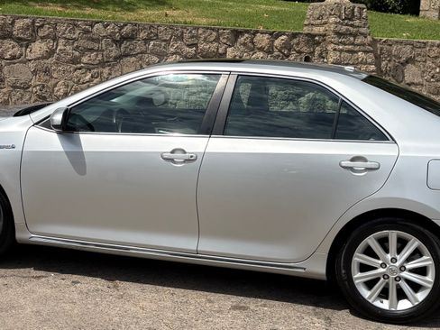 Used 2014 Toyota Camry XLE w/ Leather Package FWD image 5