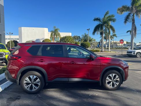 Used 2022 Nissan Rogue SV image 2