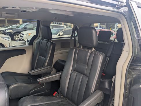 Used 2016 Chrysler Town & Country Touring FWD image 9