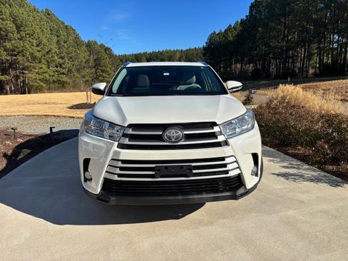 Used 2019 Toyota Highlander XLE image 2