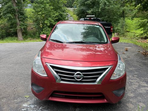 Used 2019 Nissan Versa SV FWD image 1