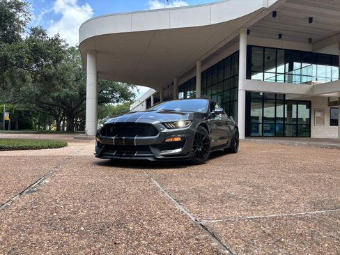 Used 2016 Ford Mustang Shelby GT350 w/ Technology Package RWD image 2