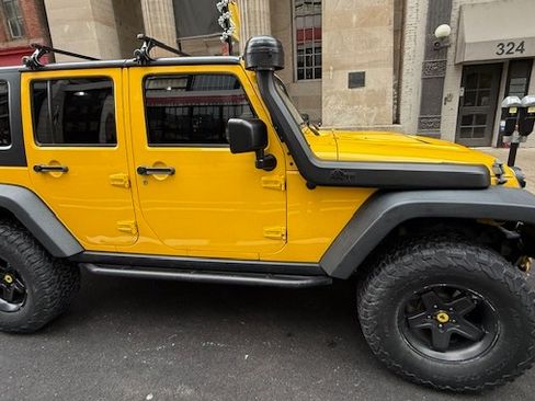 Used 2015 Jeep Wrangler Unlimited Rubicon w/ Connectivity Group image 10