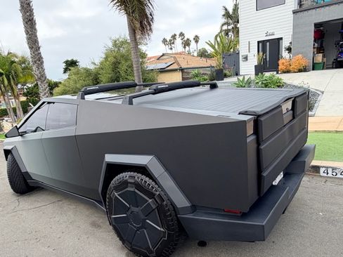 Used 2024 Tesla Cybertruck AWD Crew Cab image 2