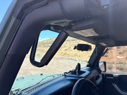 Used 2011 Jeep Wrangler Unlimited Sahara w/ Connectivity Group AWD/4WD image 23