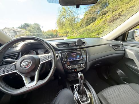Used 2018 Nissan Rogue SV image 12