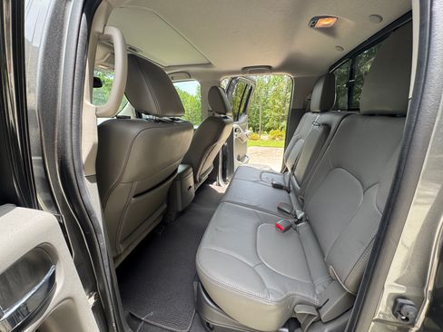 Used 2019 Nissan Frontier SL RWD image 6