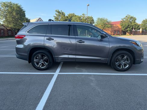 Used 2017 Toyota Highlander Limited Platinum AWD/4WD image 4