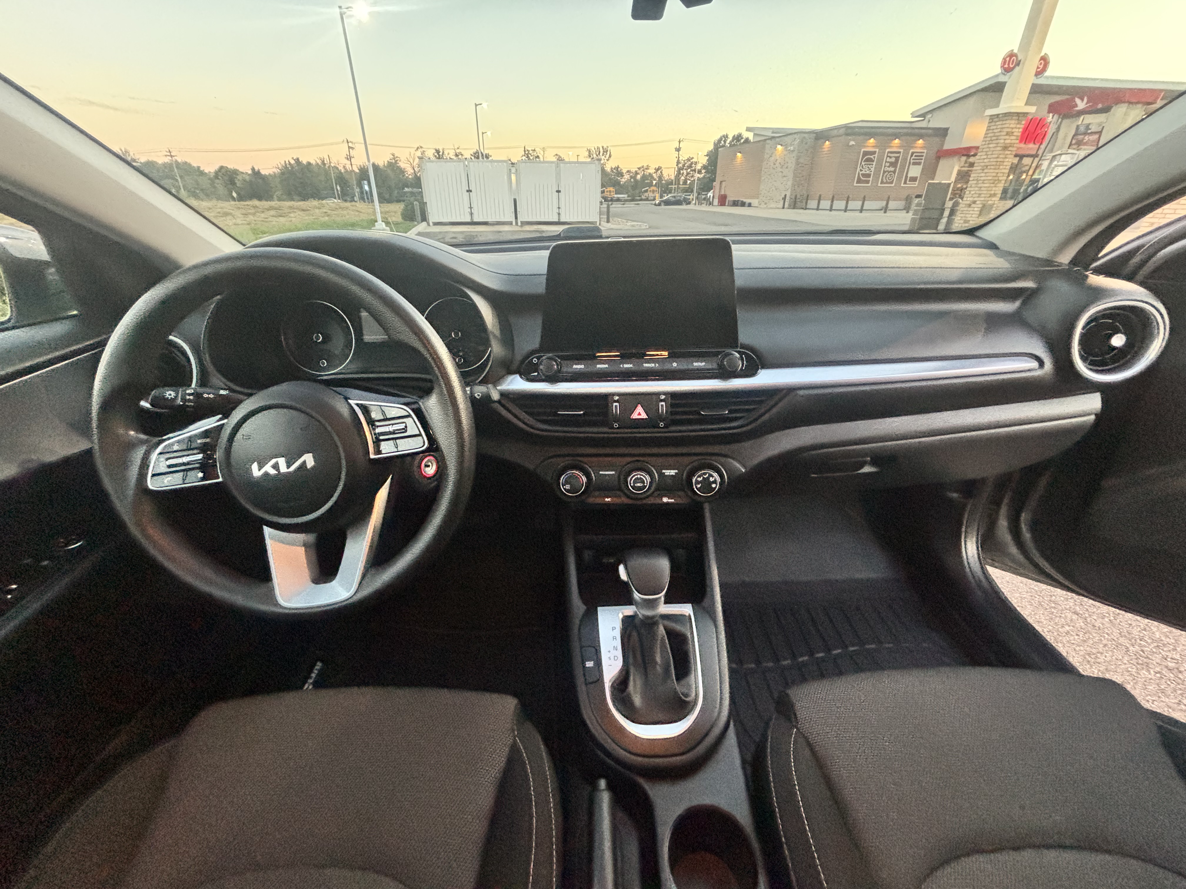 Used 2022 Kia Forte LXS FWD image 4