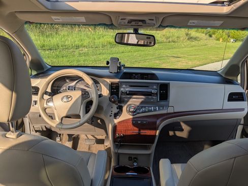 Used 2014 Toyota Sienna XLE image 6