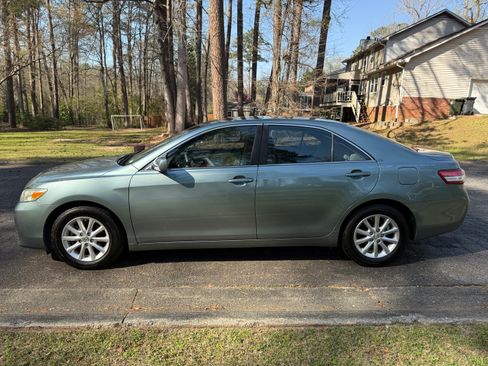 Used 2011 Toyota Camry XLE w/ SE/XLE Extra-Value Pkg image 4