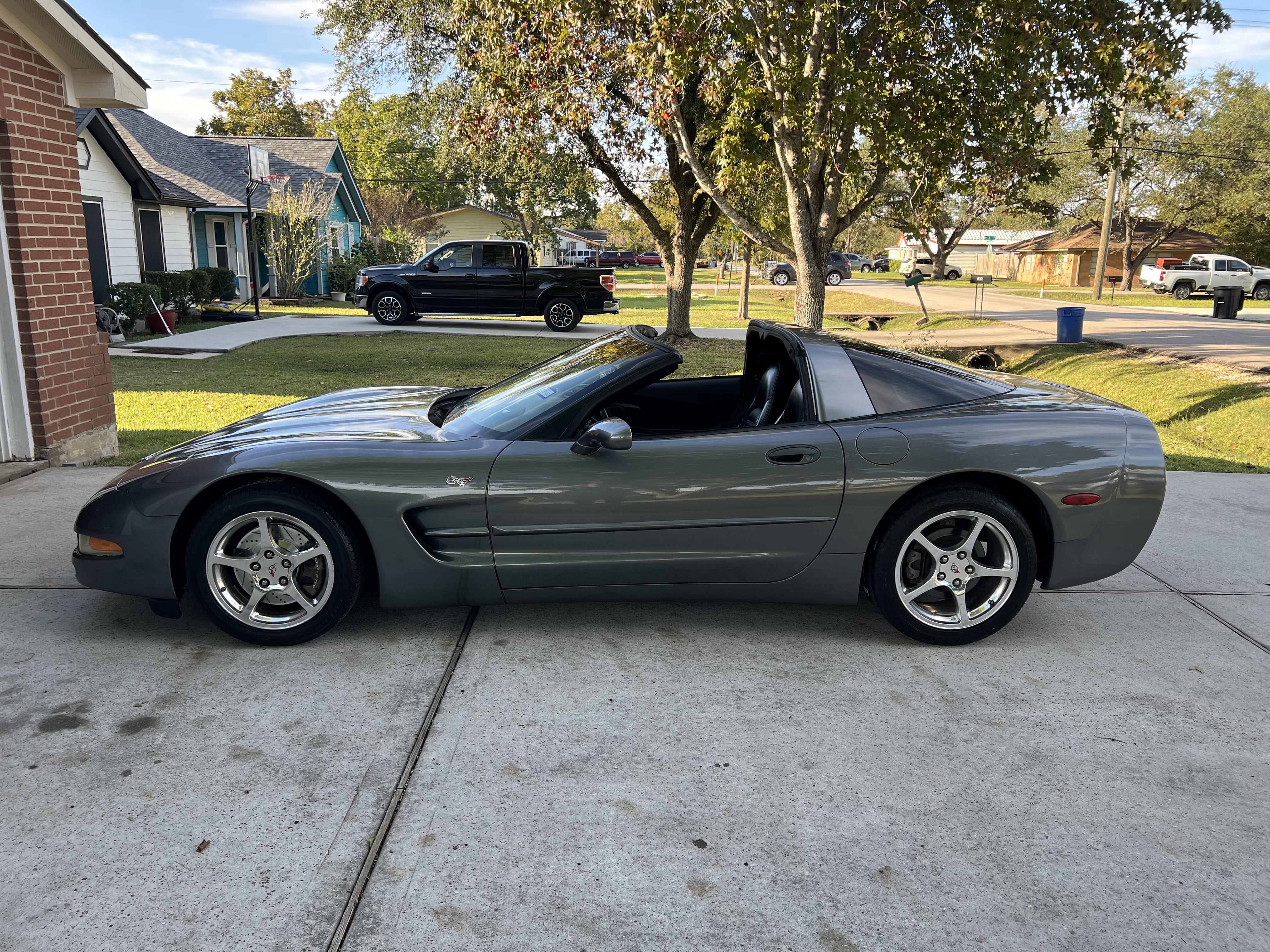 Used 2004 Chevrolet Corvette Coupe w/ Roof Package RWD image 1