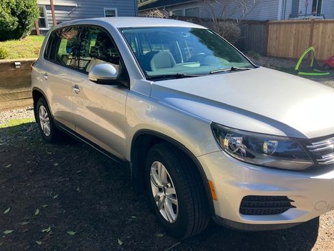 Used 2014 Volkswagen Tiguan S image 2