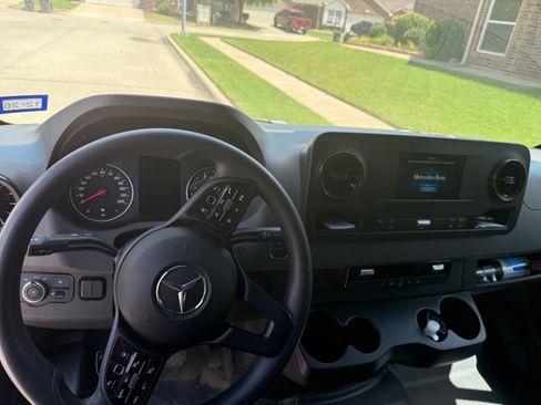 Used 2024 Mercedes-Benz Sprinter 2500 image 9