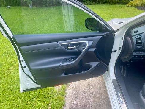 Used 2016 Nissan Altima 3.5 SL w/ 3.5 Technology Package FWD image 18