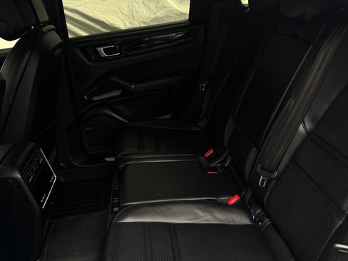 Used 2023 Porsche Cayenne AWD/4WD image 14