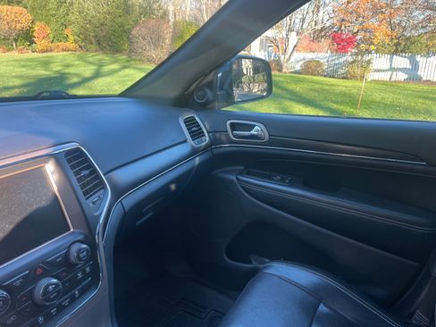 Used 2017 Jeep Grand Cherokee Limited w/ Luxury Group II image 8
