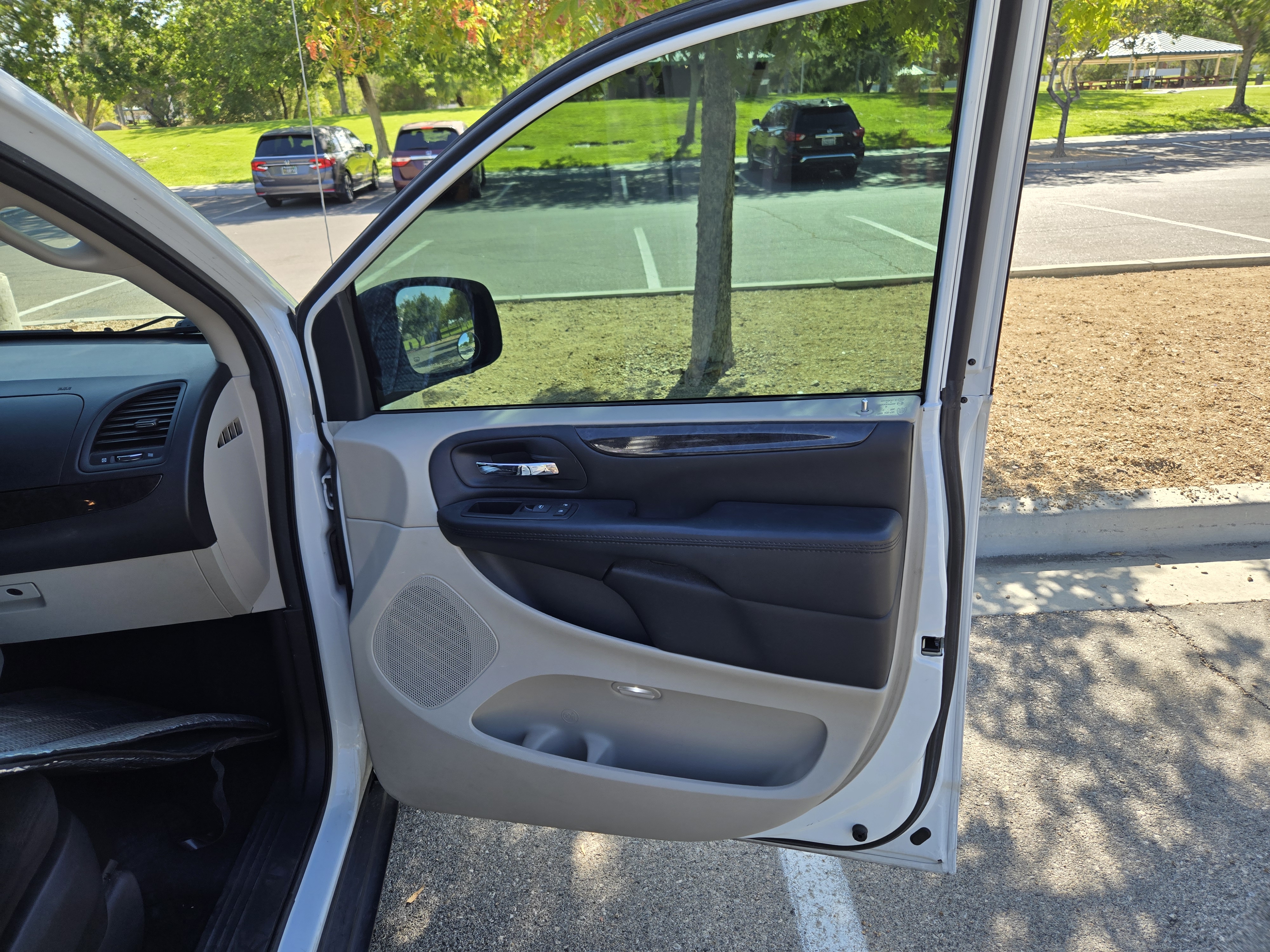Used 2015 Dodge Grand Caravan American Value Package w/ UConnect Hands-Free Group FWD image 10