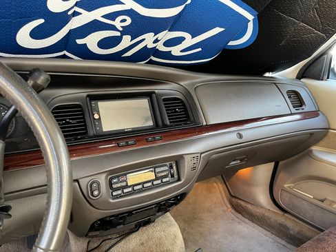 Used 2011 Ford Crown Victoria LX w/ Comfort Appearance Pkg RWD image 23