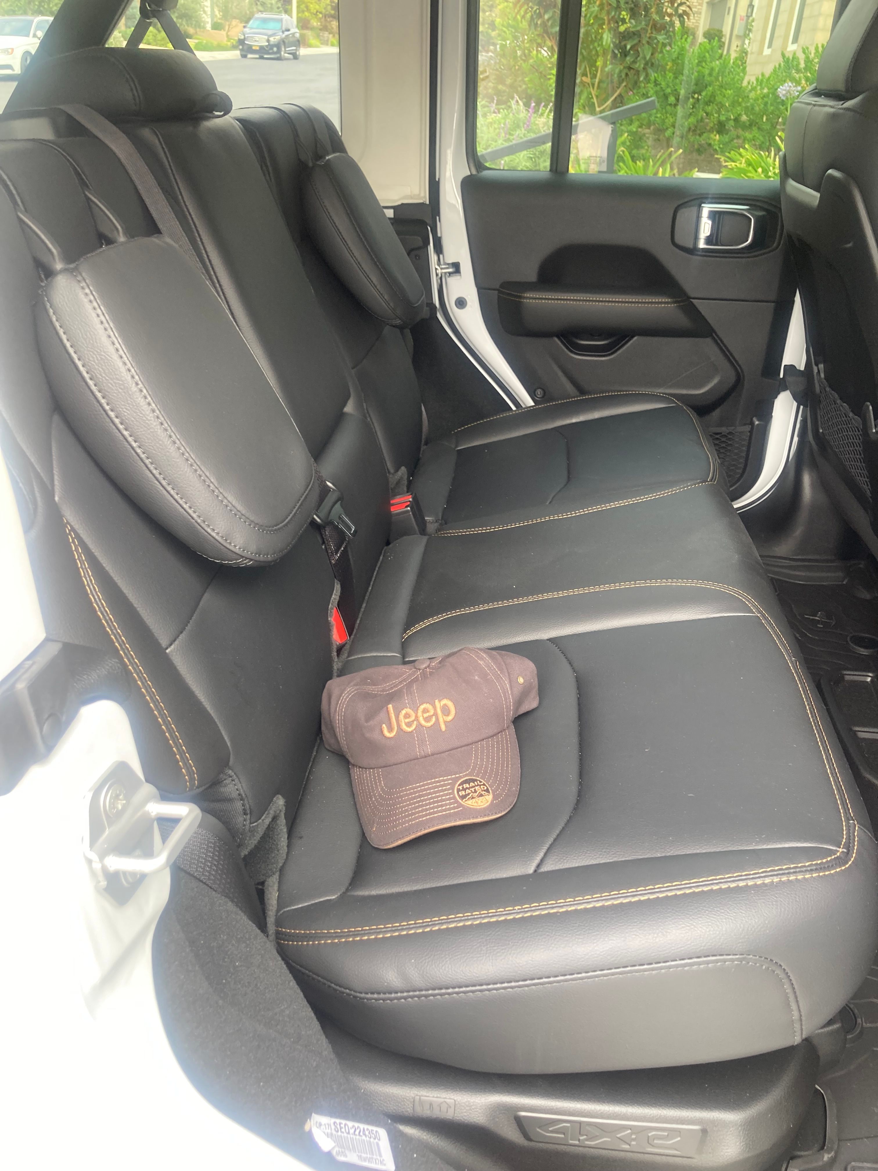 Used 2025 Jeep Wrangler Unlimited Sahara AWD/4WD image 4