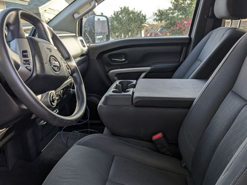Used 2017 Nissan Titan SV image 10