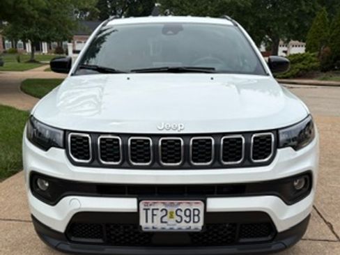 Used 2026 Jeep Compass Latitude AWD/4WD image 12