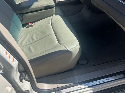 Used 2004 Lincoln Town Car Ultimate image 13