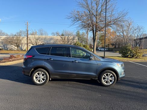 Used 2018 Ford Escape SE w/ SE Sync 3 Package image 4