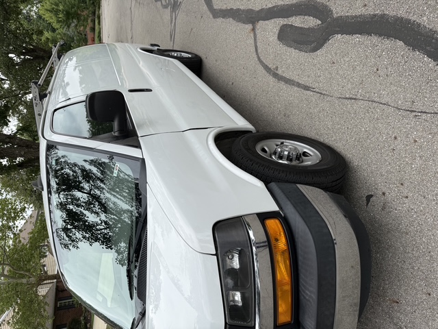 Used 2018 Chevrolet Express 2500 w/ Driver Convenience Package RWD image 4