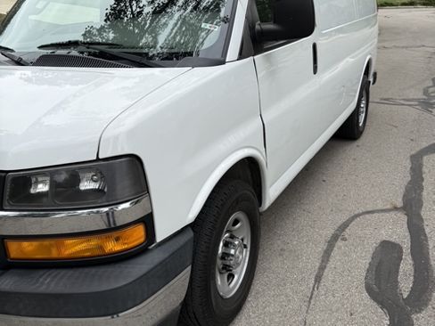 Used 2018 Chevrolet Express 2500 w/ Driver Convenience Package RWD image 4