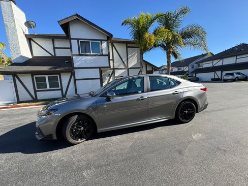 Used 2025 Toyota Camry SE w/ Convenience Package FWD image 2