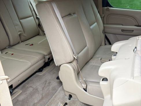 Used 2011 Cadillac Escalade Luxury AWD/4WD image 23