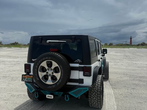 Used 2017 Jeep Wrangler Unlimited Sahara w/ Trailer Tow Group AWD/4WD image 2