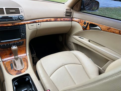 Used 2009 Mercedes-Benz E 350 E 350 Sedan 4D image 16