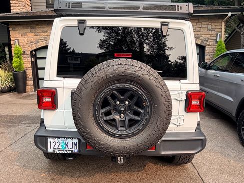 Used 2018 Jeep Wrangler Unlimited Sahara AWD/4WD image 8