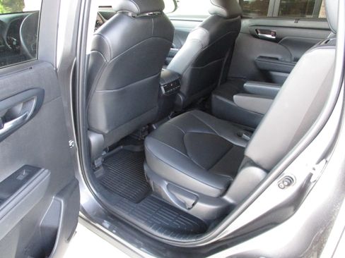 Used 2025 Toyota Highlander XLE AWD/4WD image 8