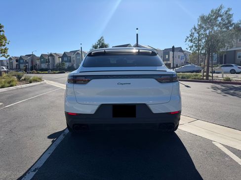 Used 2023 Porsche Cayenne Platinum Edition image 4