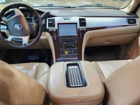 Used 2010 Cadillac Escalade Luxury image 11