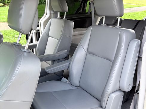 Used 2010 Volkswagen Routan SE FWD image 8