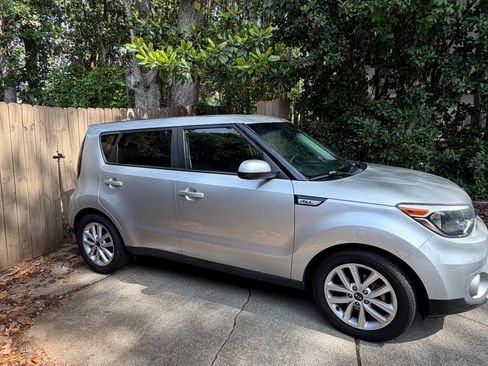 Used 2018 Kia Soul + FWD image 9