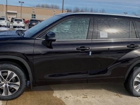 Used 2021 Toyota Highlander Limited FWD image 1