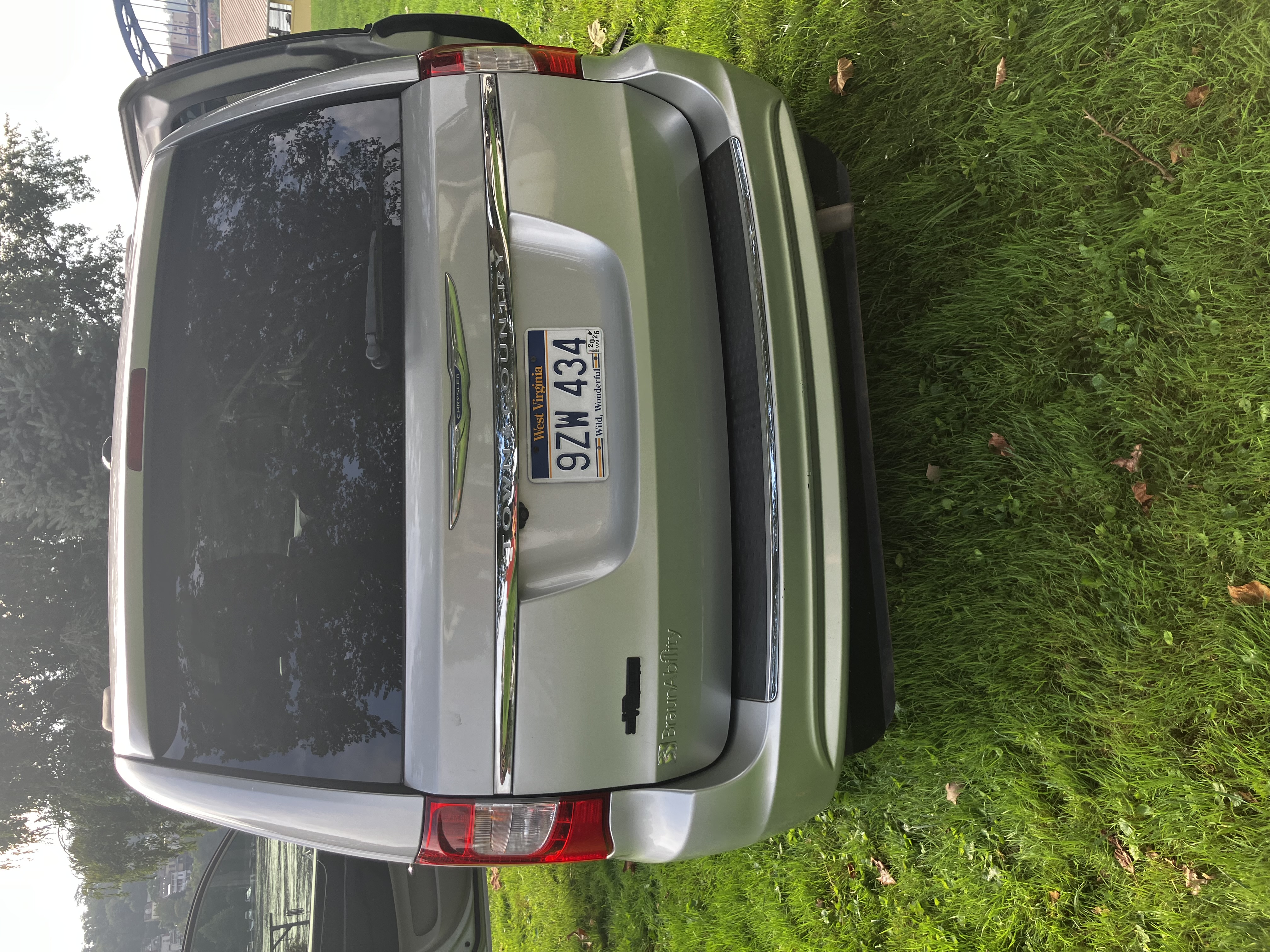 Used 2011 Chrysler Town & Country Touring-L w/ Trailer Tow Group FWD image 6