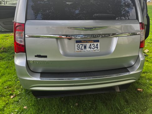 Used 2011 Chrysler Town & Country Touring-L w/ Trailer Tow Group FWD image 6